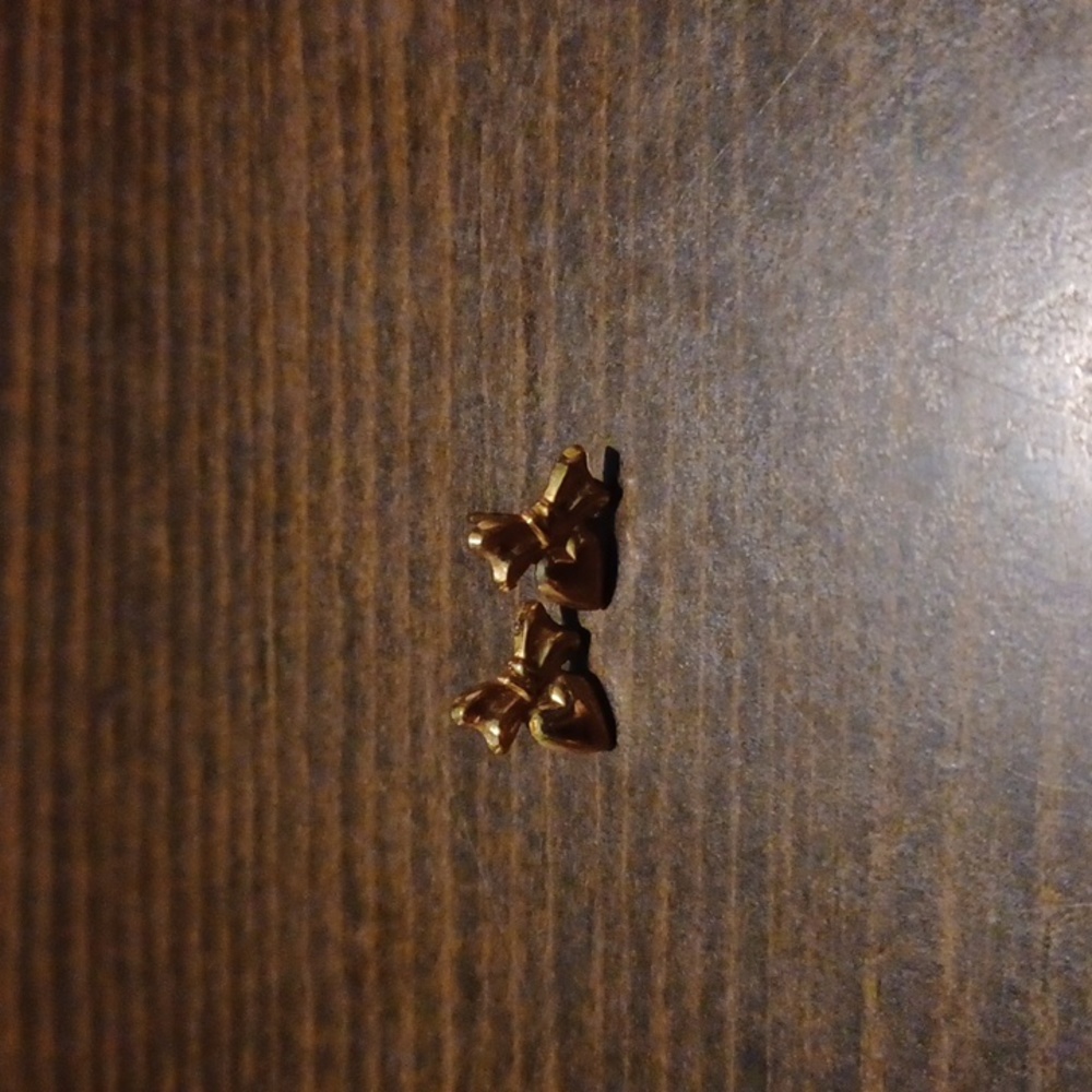 Genuine gold heart studs